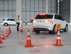 ฝึกและประเมินทักษะการนำรถเข้าจอดในทางแคบ