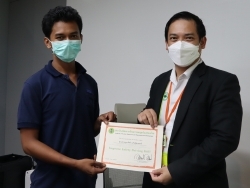 มอบประกาศนียบัตรให้กับผู้ที่ผ่านการฝึกอบรม