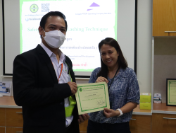 มอบประกาศนียบัตรให้กับผู้ที่ผ่านการฝึกอบรม