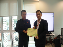 มอบประกาศนียบัตรให้กับผู้ที่ผ่านการฝึกอบรม