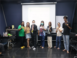 ให้รางวัลกับทีมผู้ชนะ