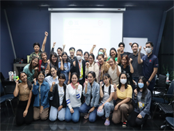 ถ่ายภาพร่วมกันเป็นที่ระลึก