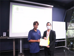 มอบประกาศนียบัตรให้กับผู้ที่ผ่านการฝึกอบรม