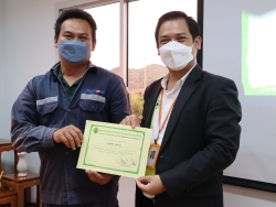 มอบประกาศนียบัตรให้กับผู้ที่ผ่านการฝึกอบรม		