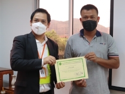 มอบประกาศนียบัตรให้กับผู้ที่ผ่านการฝึกอบรม