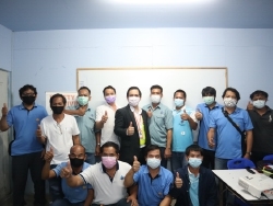 ถ่ายภาพร่วมกันเป็นที่ระลึก