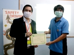มอบประกาศนียบัตรให้กับผู้ที่ผ่านการฝึกอบรม