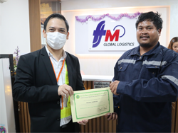 มอบประกาศนียบัตรให้กับผู้ที่ผ่านการฝึกอบรม