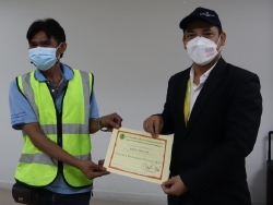 มอบประกาศนียบัตรให้กับผู้ที่ผ่านการฝึกอบรม		