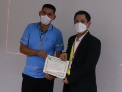 มอบประกาศนียบัตรให้กับผู้ที่ผ่านการฝึกอบรม		