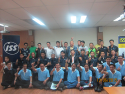 พนักงานขับรถ ISS Support Service ถ่ายภาพร่วมกันเป็นที่ระลึก