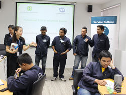 มอบของรางวัลให้กับผู้ที่เข้าร่วมรับการฝึกอบรม