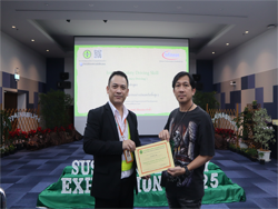 มอบประกาศนียบัตรให้กับผู้ที่ผ่านการฝึกอบรม