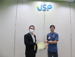 มอบประกาศนียบัตรให้กับผู้ที่ผ่านการฝึกอบรม