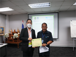 มอบประกาศนียบัตรให้กับผู้ที่ผ่านการฝึกอบรม