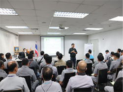 ผู้บริหารกล่าวทักทายพร้อมเน้นย้ำมาตรฐานความปลอดภัยในการปฏิบัติงาน