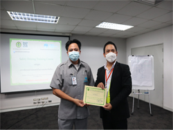 มอบประกาศนียบัตรให้กับผู้ที่ผ่านการฝึกอบรม