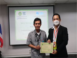 มอบประกาศนียบัตรให้กับผู้ที่ผ่านการฝึกอบรม