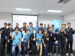 ถ่ายภาพร่วมกันเป็นที่ระลึก
