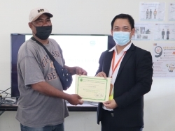 มอบประกาศนียบัตรให้กับผู้ที่ผ่านการฝึกอบรม