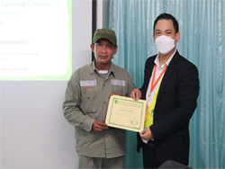 มอบประกาศนียบัตรให้กับผู้ที่ผ่านการฝึกอบรม
