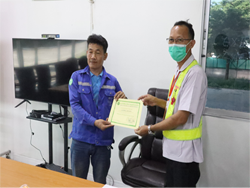 มอบประกาศนียบัตรให้กับผู้ที่ผ่านการฝึกอบรม