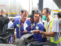 การตรวจสอบสภาพน้ำมันเครื่องและของเหลวภายในรถบรรทุก