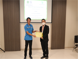มอบประกาศนียบัตรให้กับผู้ที่ผ่านการฝึกอบรม