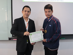 มอบประกาศนียบัตรให้กับผู้ที่ผ่านการฝึกอบรม