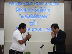 ตัวแทนพนักงานขับรถกล่าวขอบคุณวิทยากร ครูฝึก  และคณะผู้บริหารที่เล็งเห็นความสำคัญของพนักงานขับรถ