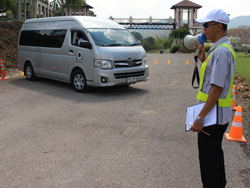 ฝึกและทดสอบทักษะการกลับรถในทางแคบ Three point turn