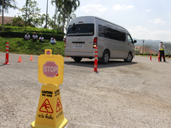 ฝึกและทดสอบทักษะการนำรถเข้าจอดในช่องทางแคบด้านซ้าย