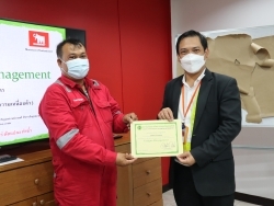 มอบประกาศนียบัตรให้กับผู้ที่ผ่านการฝึกอบรม		