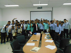 ถ่ายภาพร่วมกันเป็นที่ระลึก