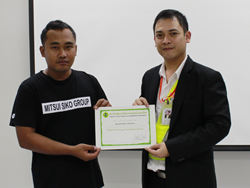 มอบประกาศนียบัตรให้กับผู้ที่ผ่านการฝึกอบรม