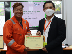 มอบประกาศนียบัตรให้กับผู้ที่ผ่านการฝึกอบรม