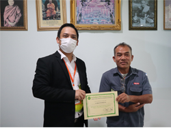 มอบประกาศนียบัตรให้กับผู้ที่ผ่านการฝึกอบรม
