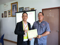 มอบประกาศนียบัตรให้กับผู้ที่ผ่านการฝึกอบรม