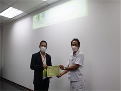 มอบประกาศนียบัตรให้กับผู้ที่ผ่านการฝึกอบรม