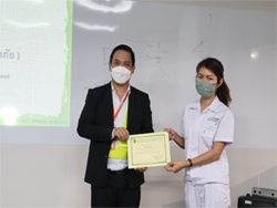 มอบประกาศนียบัตรใหักับผู้ที่ผ่านการฝึกอบรม