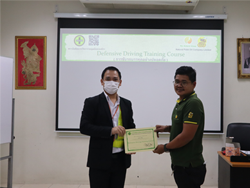 มอบประกาศนียบัตรให้กับผู้ที่ผ่านการฝึกอบรม