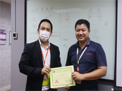 มอบประกาศนียบัตรให้กับผู้ที่ผ่านการฝึกอบรม