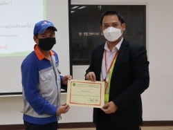 มอบประกาศนียบัตรให้กับผู้ที่ผ่านการฝึกอบรม