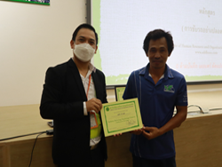 มอบประกาศนียบัตรให้กับผู้ที่ผ่านการฝึกอบรม