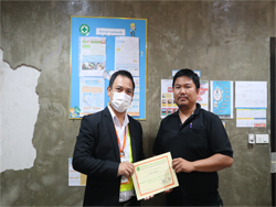 มอบประกาศนียบัตรให้กับผู้ที่ผ่านการฝึกอบรม