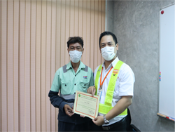 มอบประกาศนียบัตรให้กับผู้ที่ผ่านการฝึกอบรม