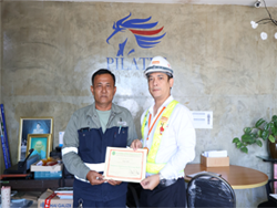 มอบประกาศนียบัตรให้กับผู้ที่ผ่านการฝึกอบรม