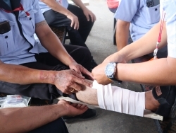 การให้ความช่วยเหลือผู้ได้รับบาดเจ็บที่ติดอยู่ในรถ		