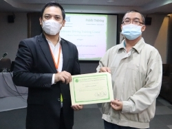 มอบประกาศนียบัตรให้กับผู้ที่ผ่านการฝึกอบรม