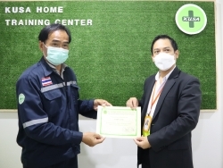 มอบประกาศนียบัตรให้กับผู้ที่ผ่านการฝึกอบรม